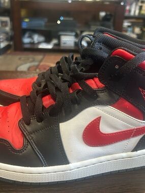 Air Jordan 1 Mid' Bred Toe Size 9